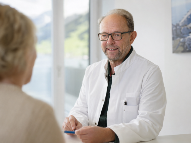 Dr. Rolf Zundel im Gespräch mit einer Patientin in der SarinaMed, Saanenland